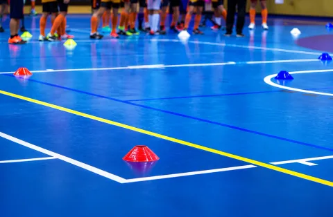 Spray-applied polyurethane coating on a court surface