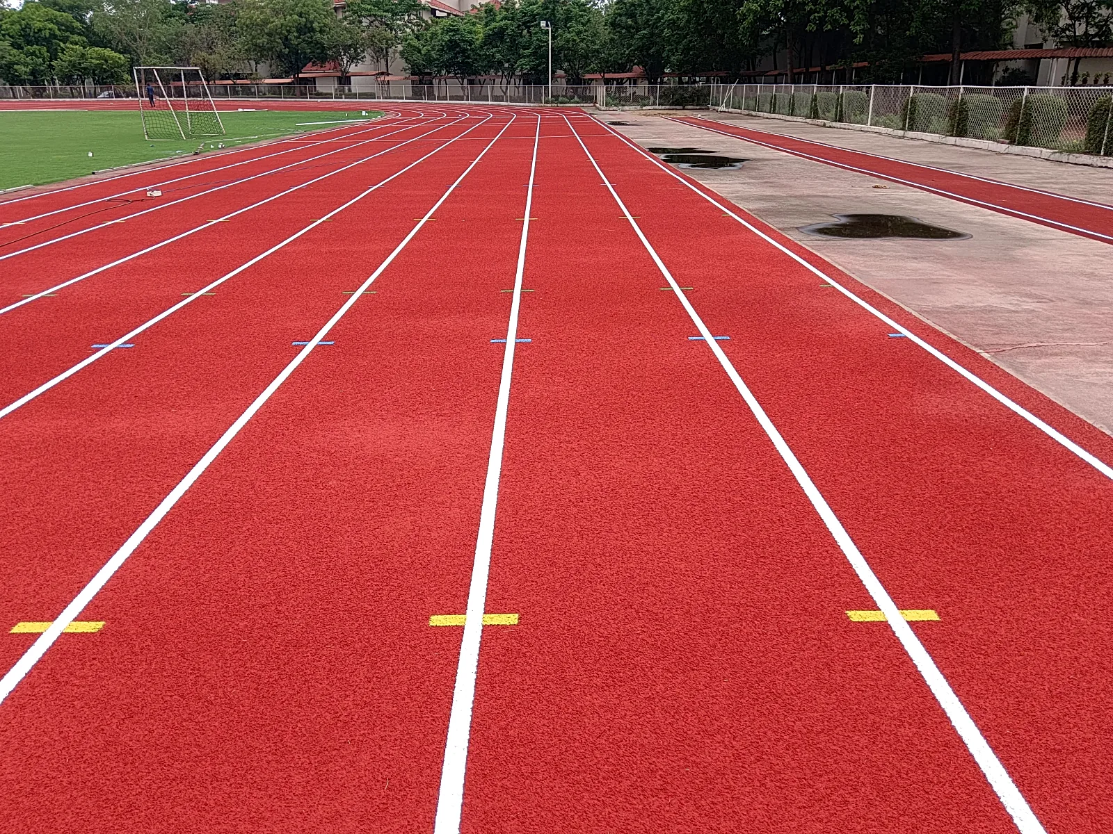 Full PUR polyurethane running track surface in red